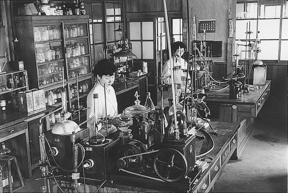 Fundación de Nissin Dental Products en 1948